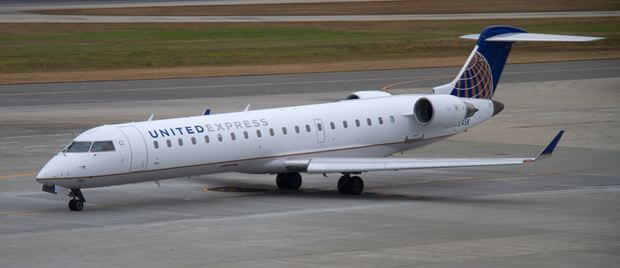 United_Express_Bombardier_CRJ-701_N724SK_2_(8027574334)